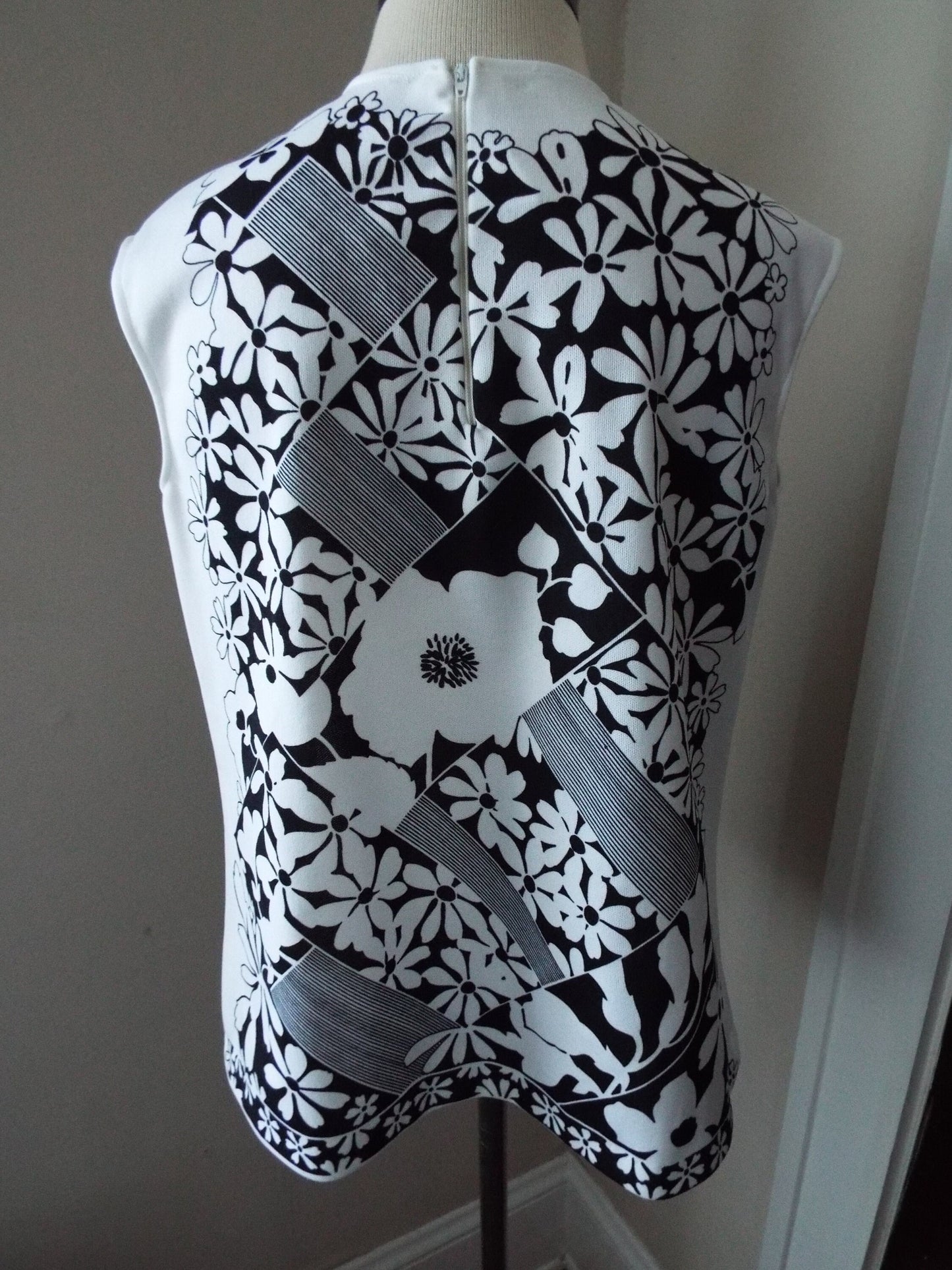 Vintage Sleeveless Black and White Floral Print Blouse