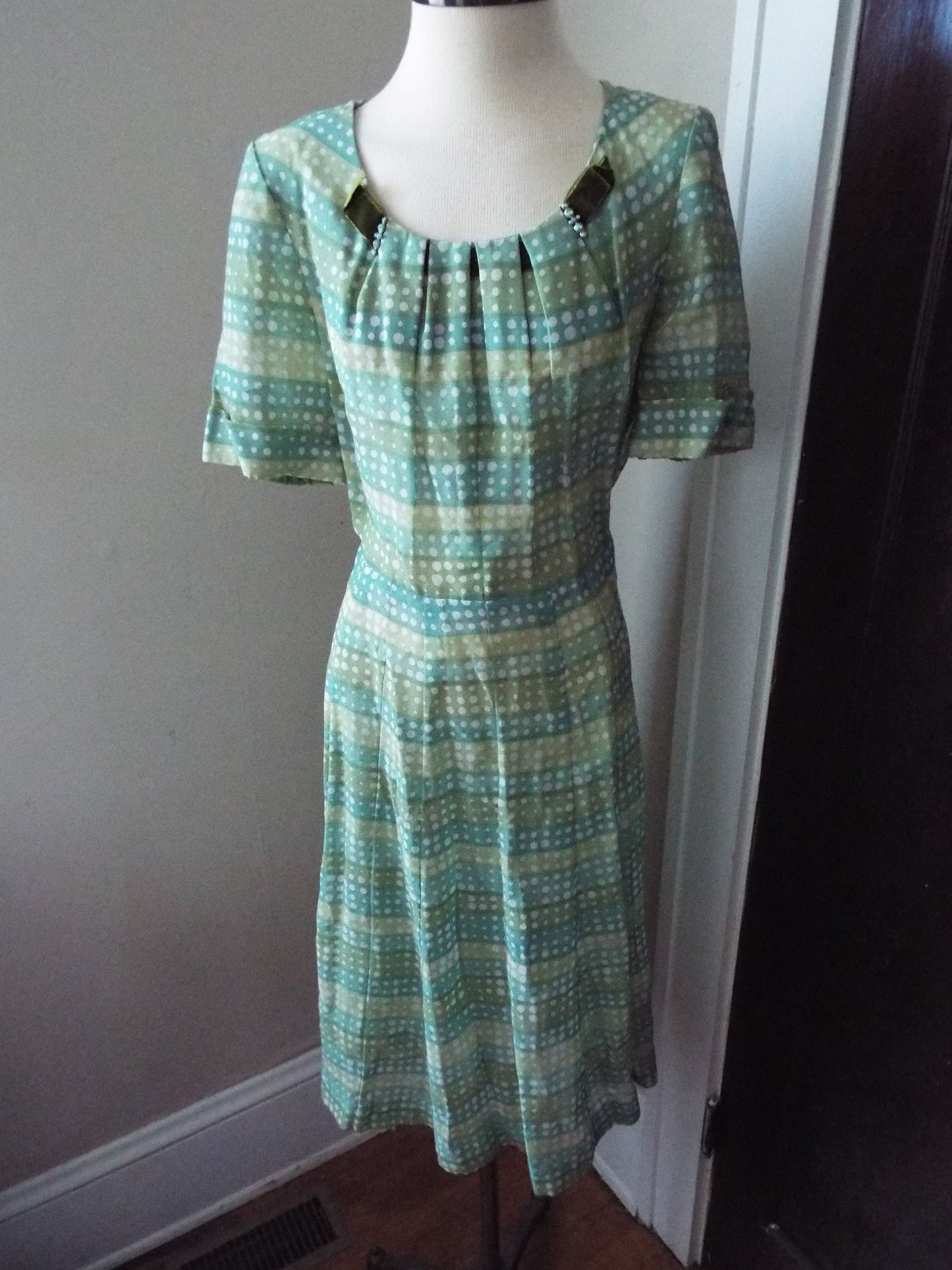Vintage Short Sleeve Green and White Polka Dot Dress