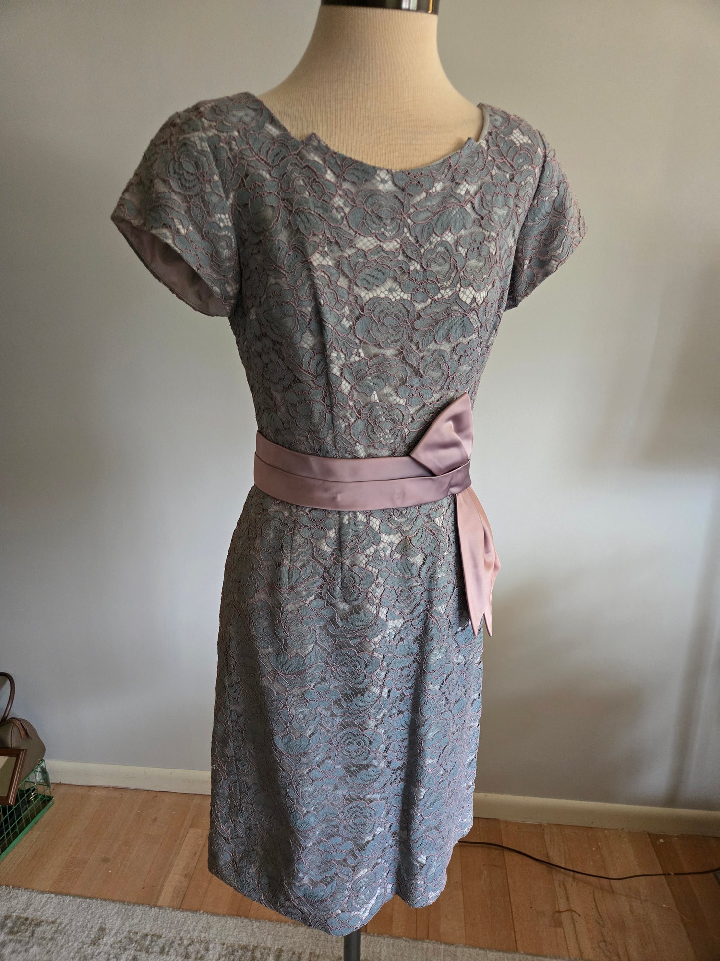 Vintage Sleeveless Lacy Floral Dress