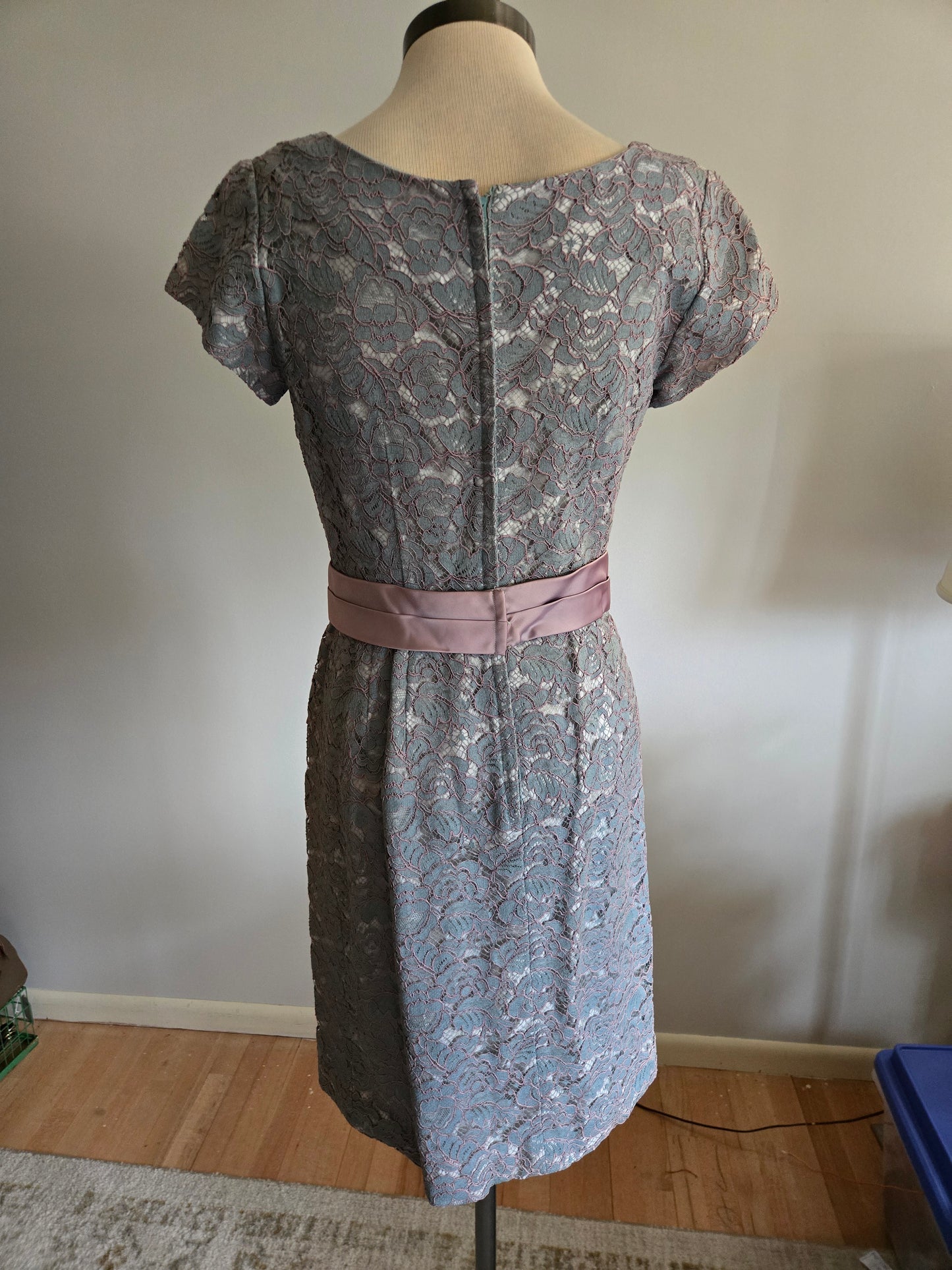 Vintage Sleeveless Lacy Floral Dress