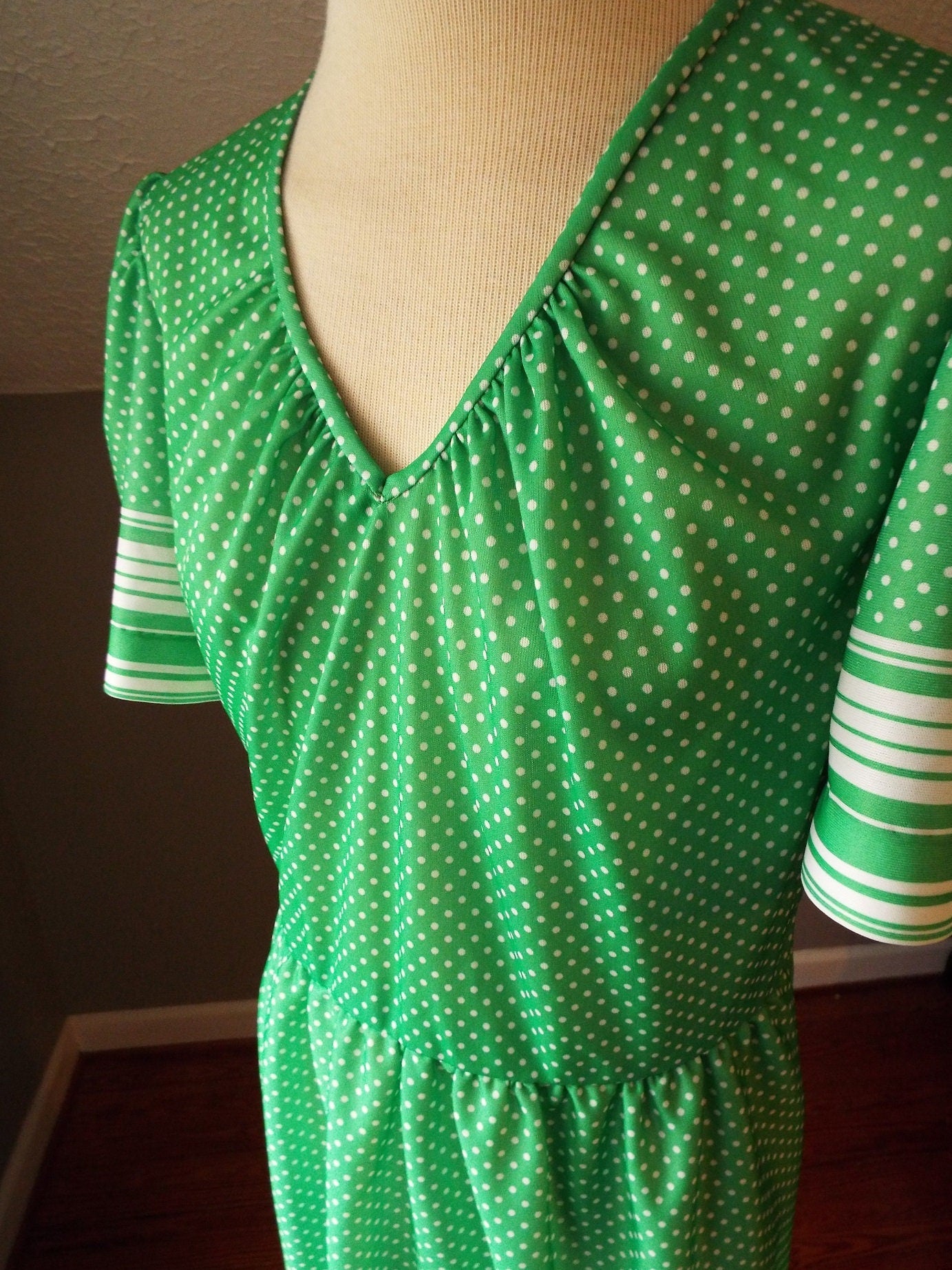 Vintage Short Sleeve Green and White Polka Dot Dress